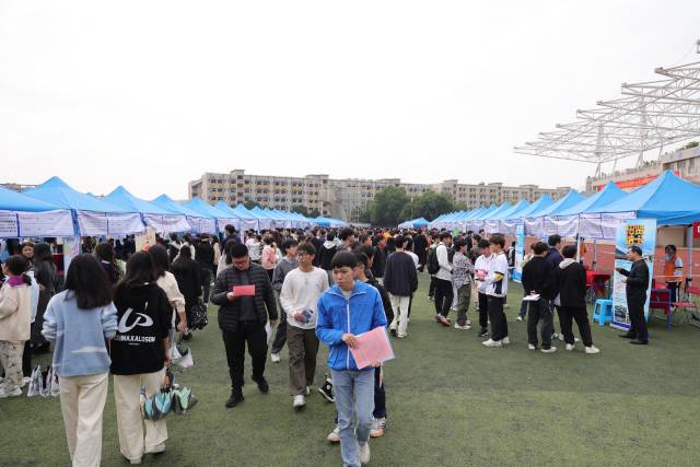 广东省2025届普通高校毕业生系列供需对接活动(综合类专场)在yl23455永利官网举办。